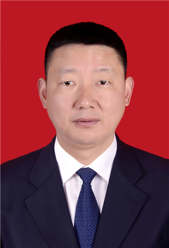 ֣