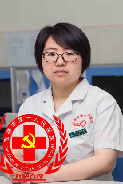 ֣