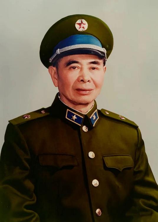 ֣