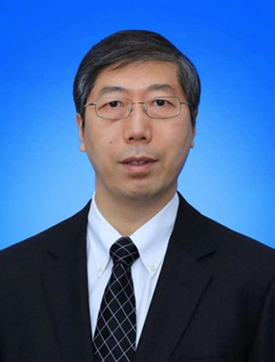侢